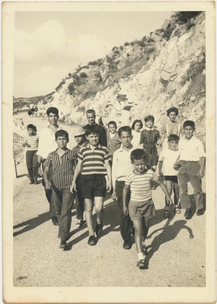 Don Casula e giovani parrocchiani: archivio popolare fotografico